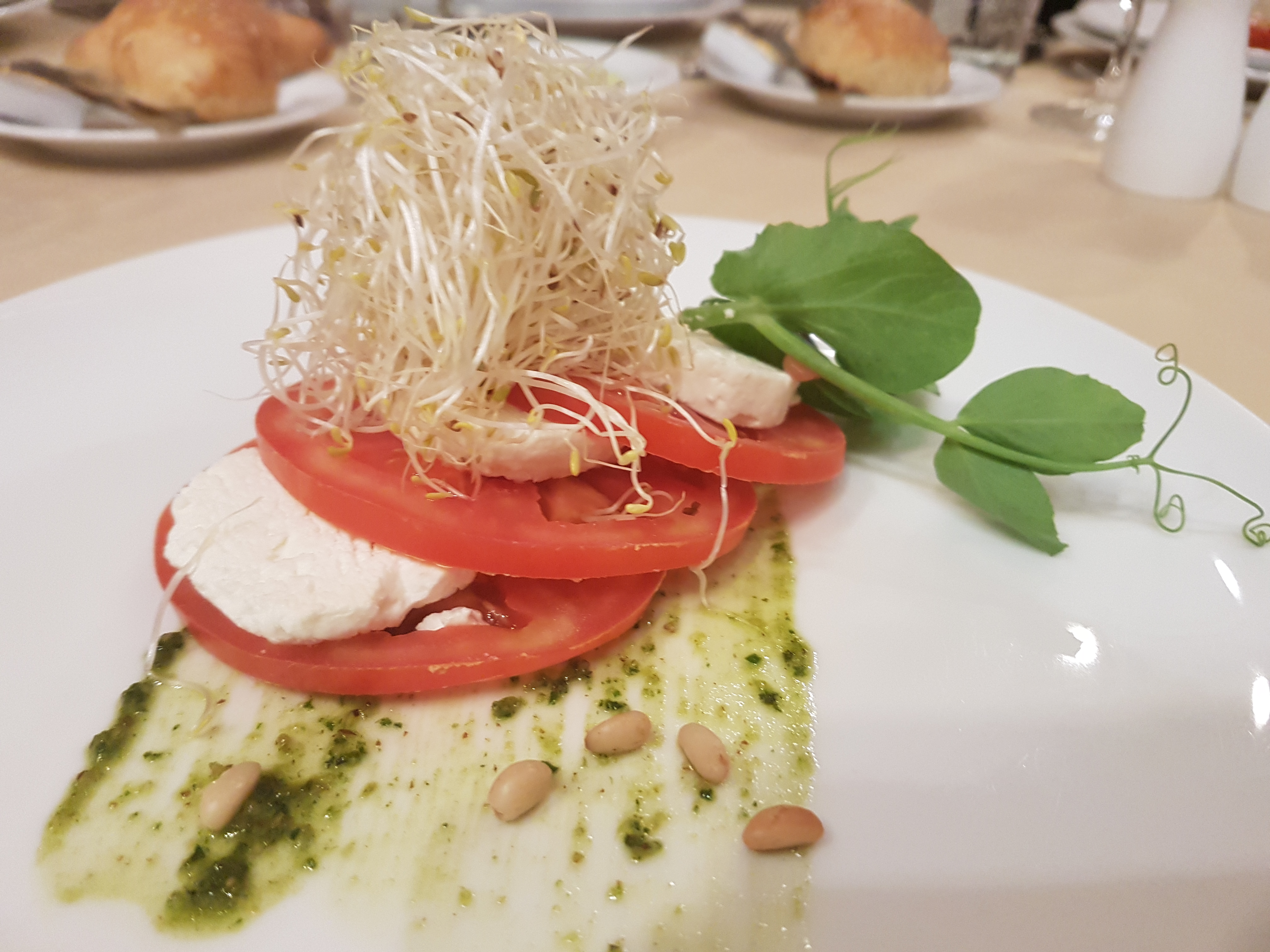 Mesa de catering con canapés y bebidas para coctel