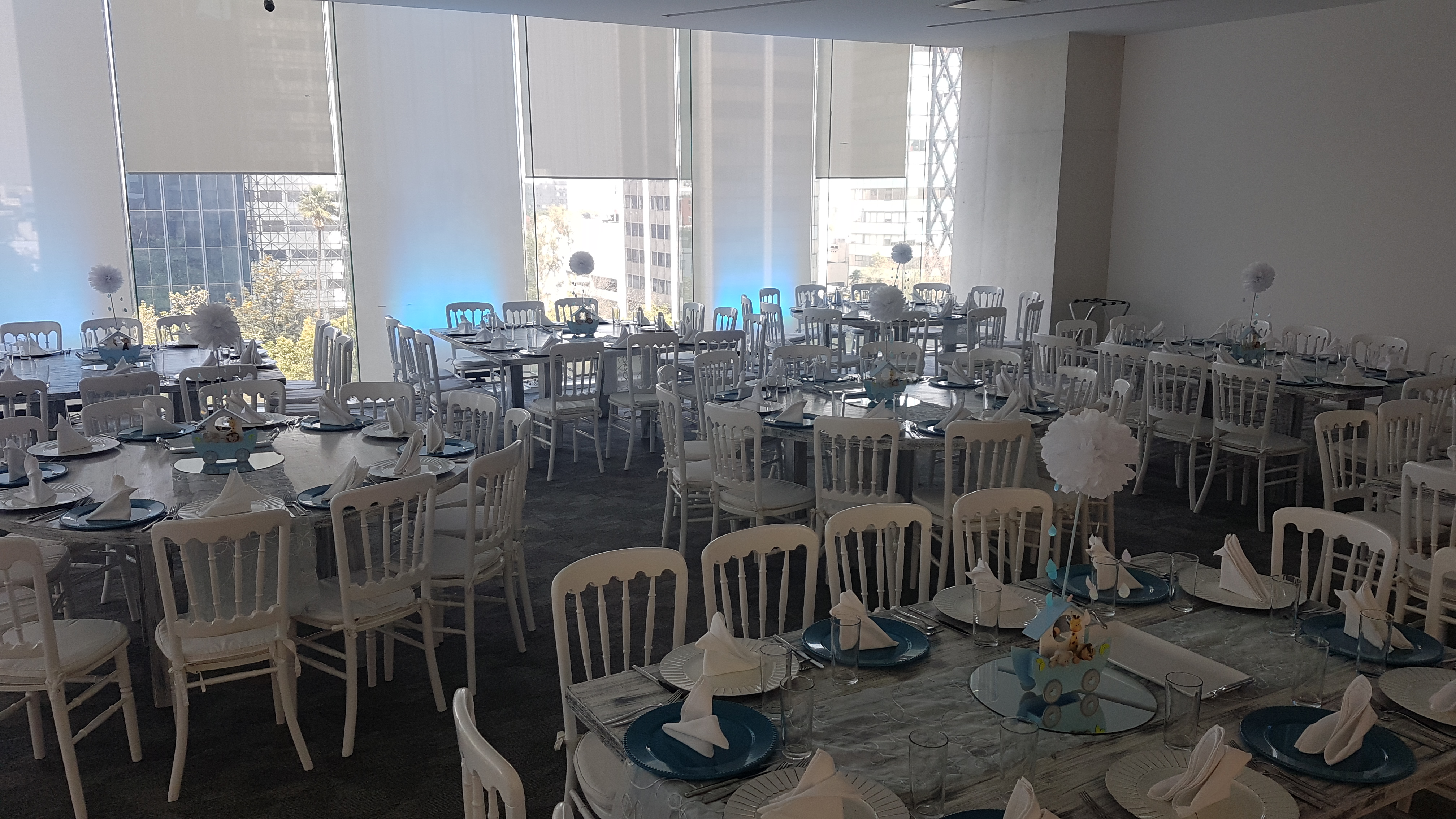 Servicio de banquete montado para una cena de gala