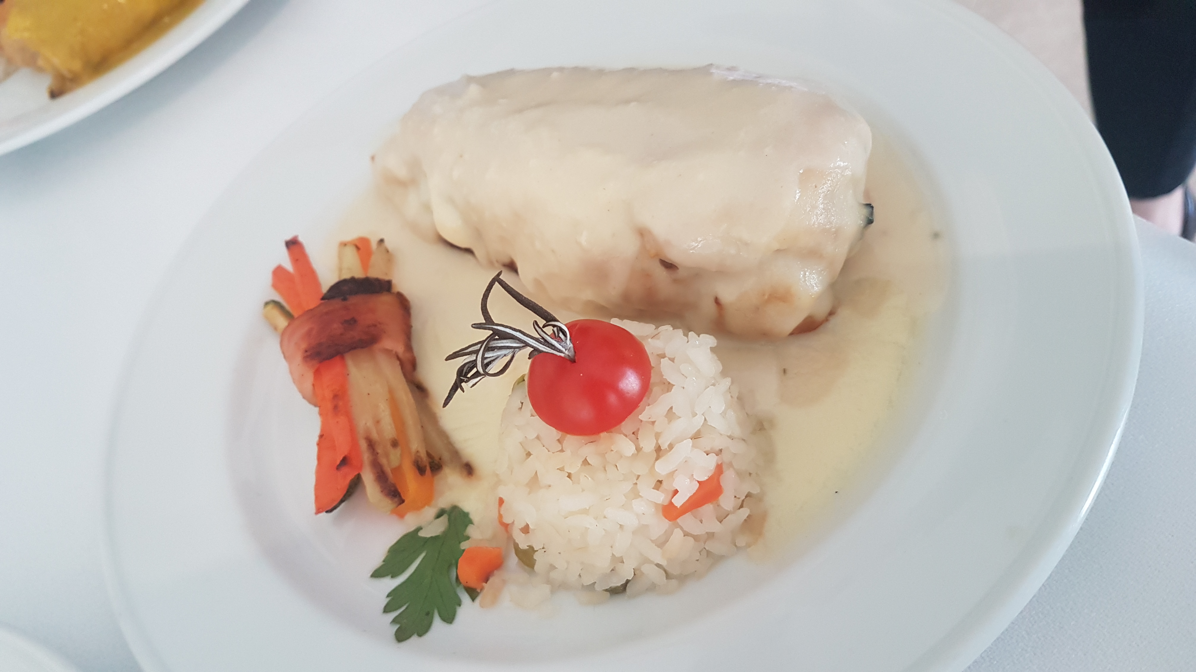 Servicio de banquete internacional para evento formal