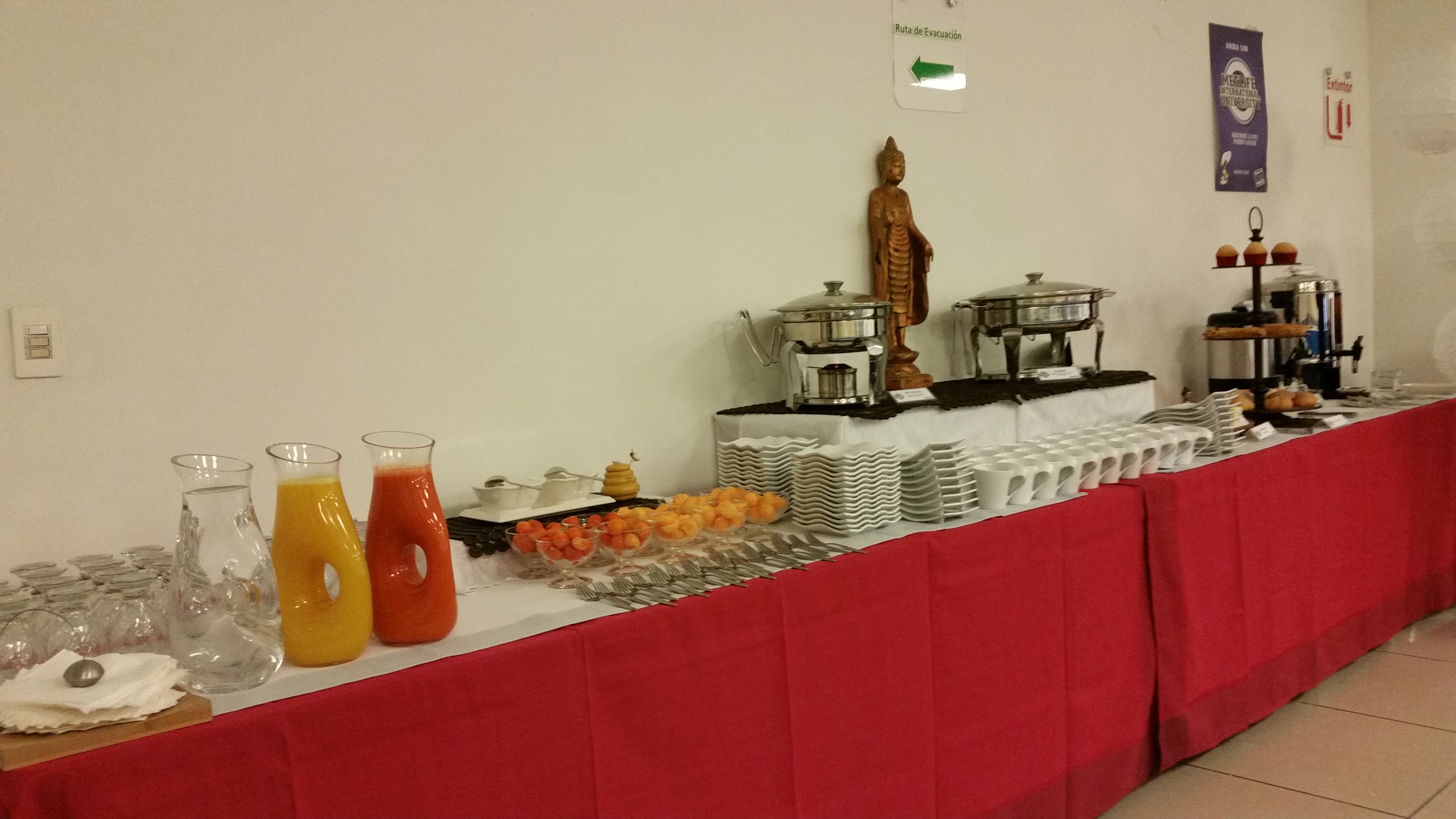 Montaje de coffee break con bocadillos