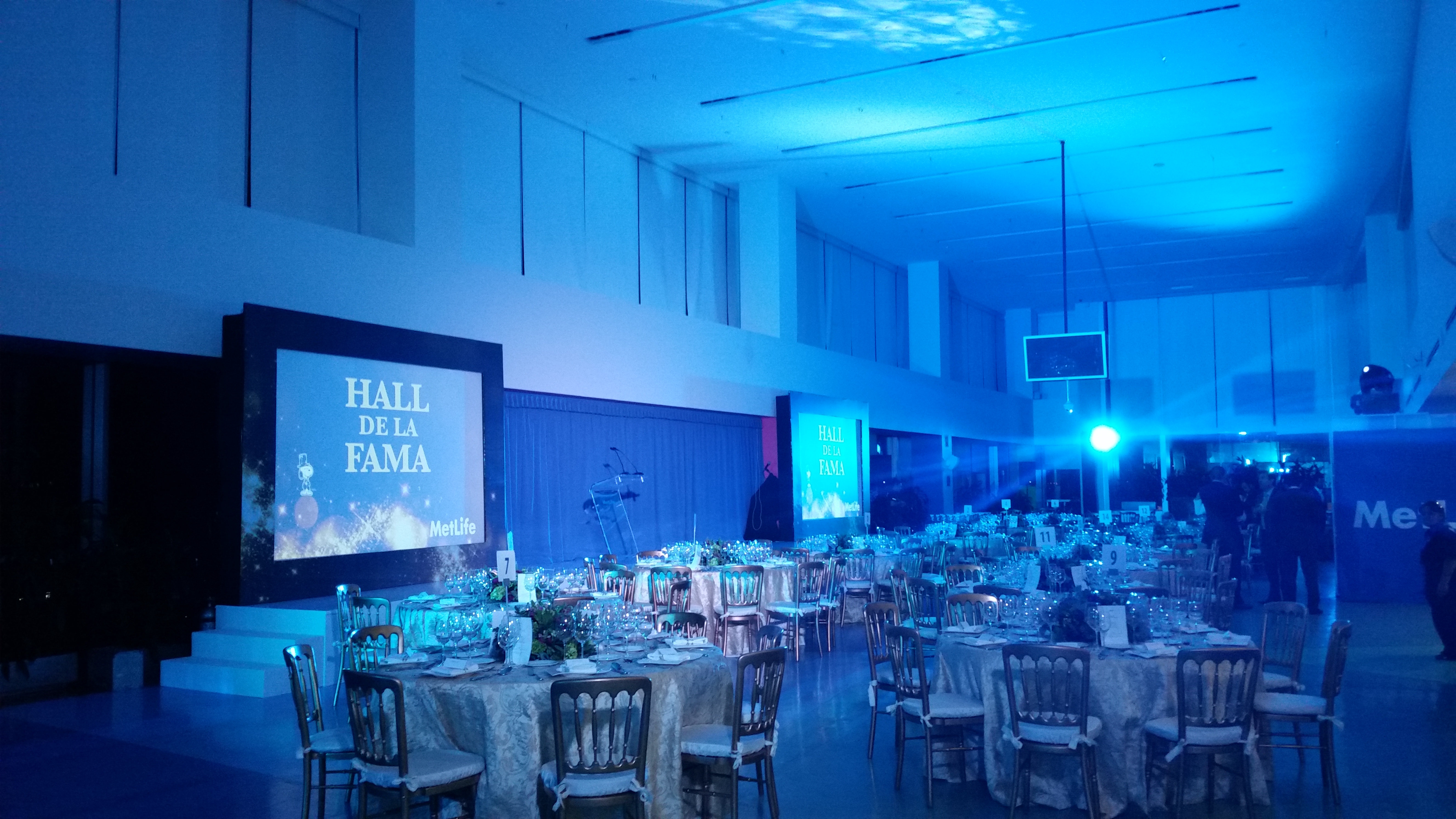 Escenario con pantalla LED e iluminación para evento nocturno