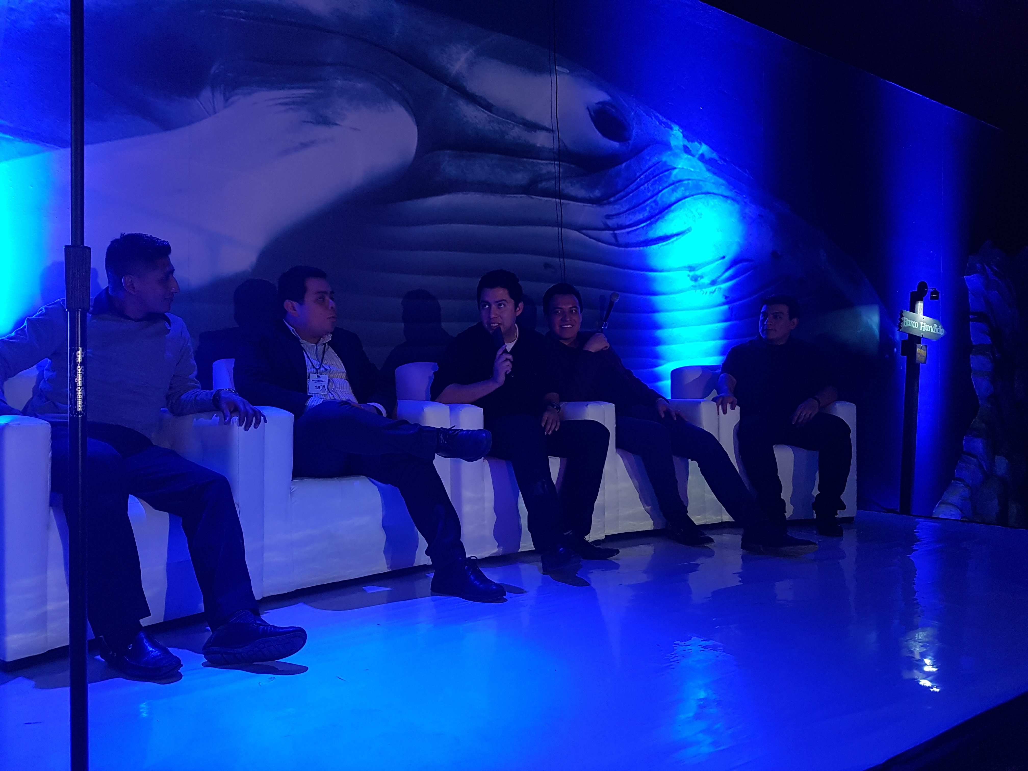 Escenario con iluminación profesional para presentación