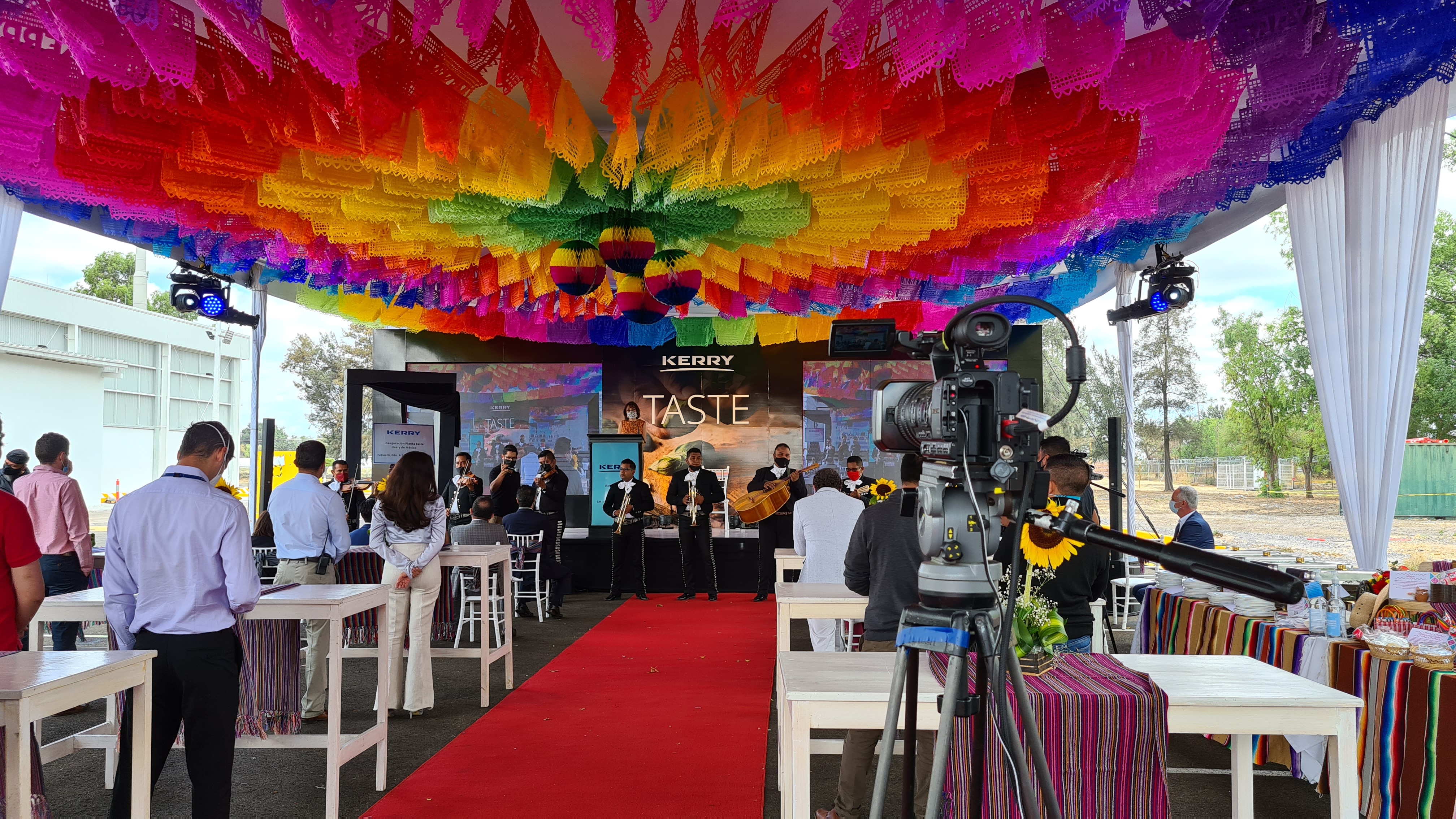 Escenario de concierto con equipo de sonido y luces