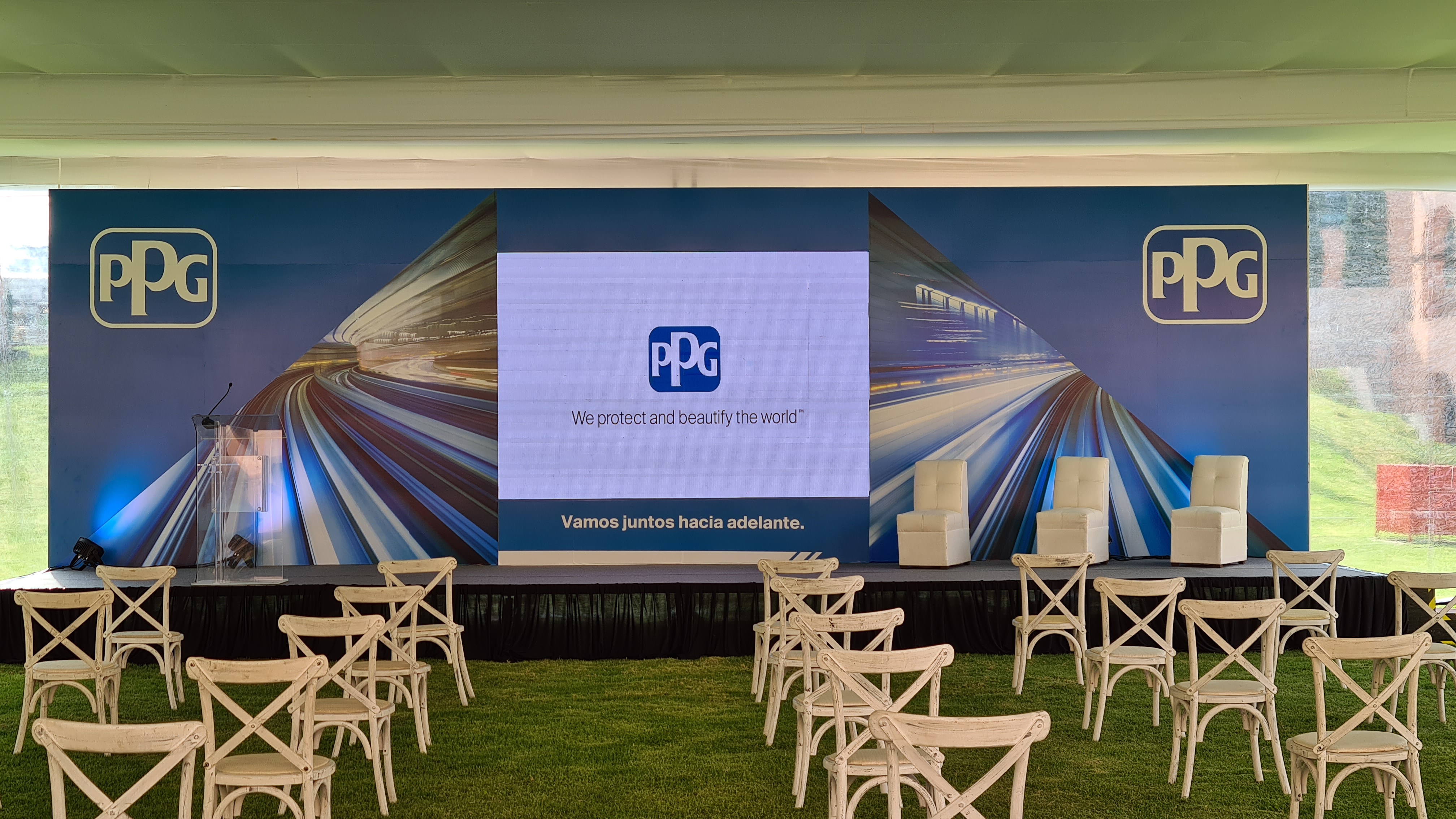 Escenario con presídium para congreso empresarial