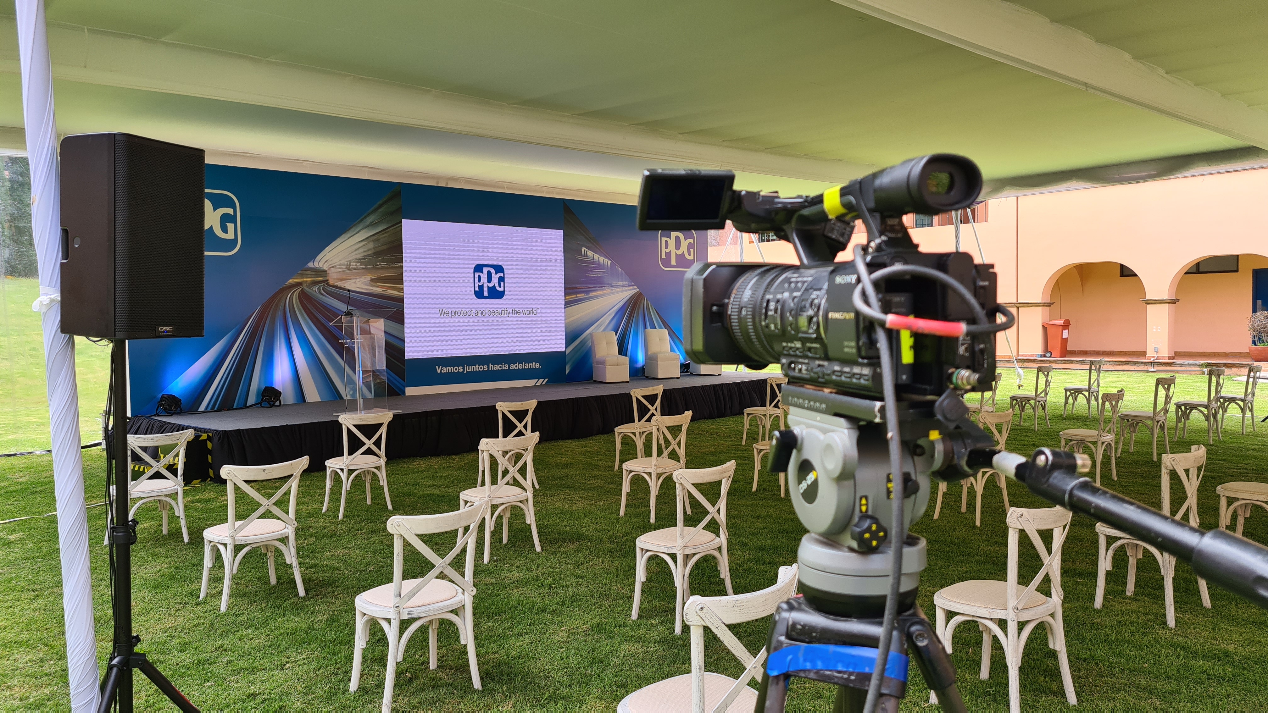 Escenario amplio con iluminación para espectáculo