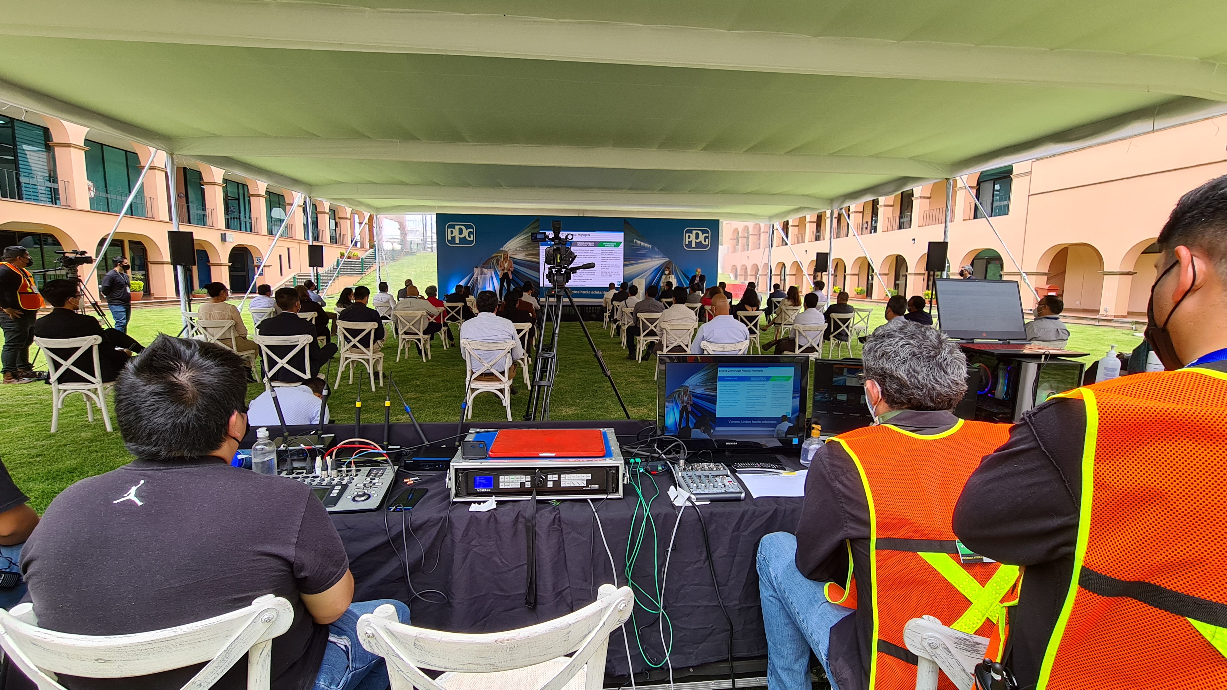 Escenario con pantalla LED gigante y producción audiovisual