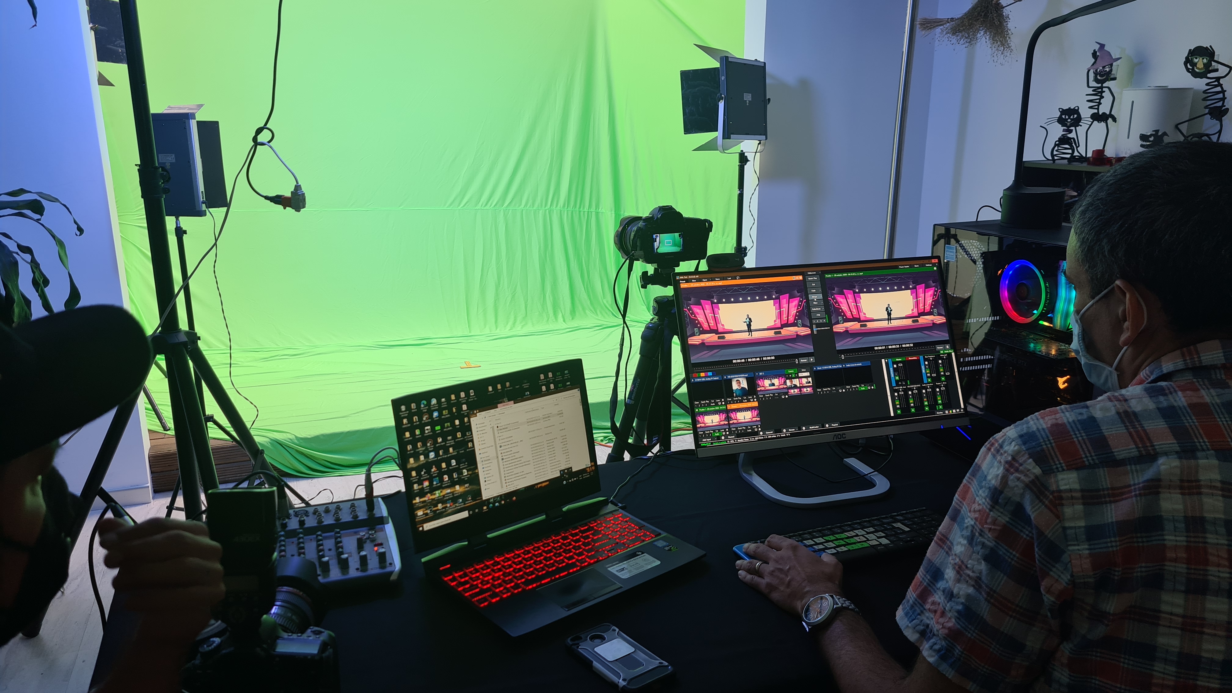 Montaje de evento híbrido con equipo de transmisión