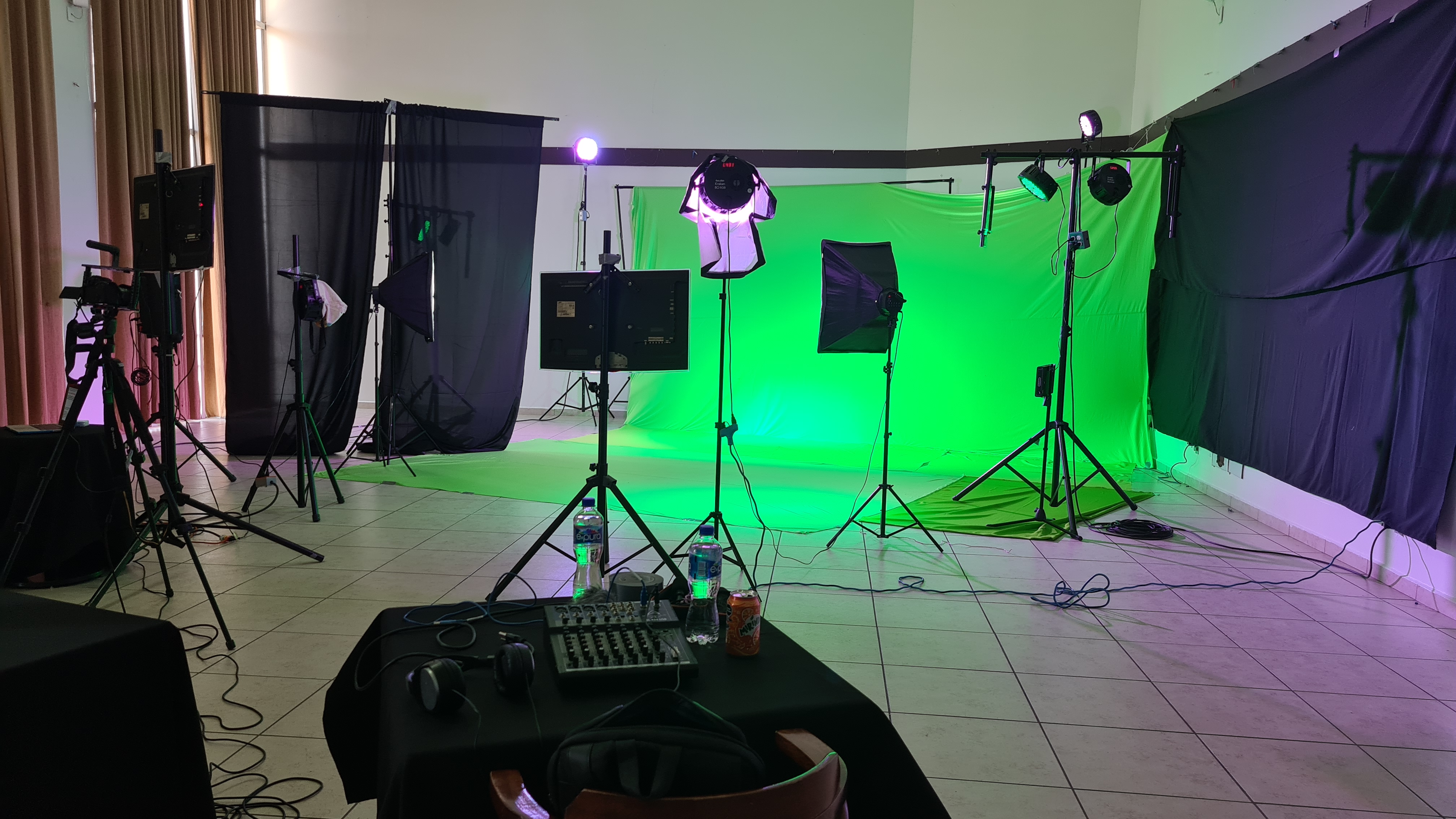 Set digital inmersivo con pantallas e iluminación tecnológica