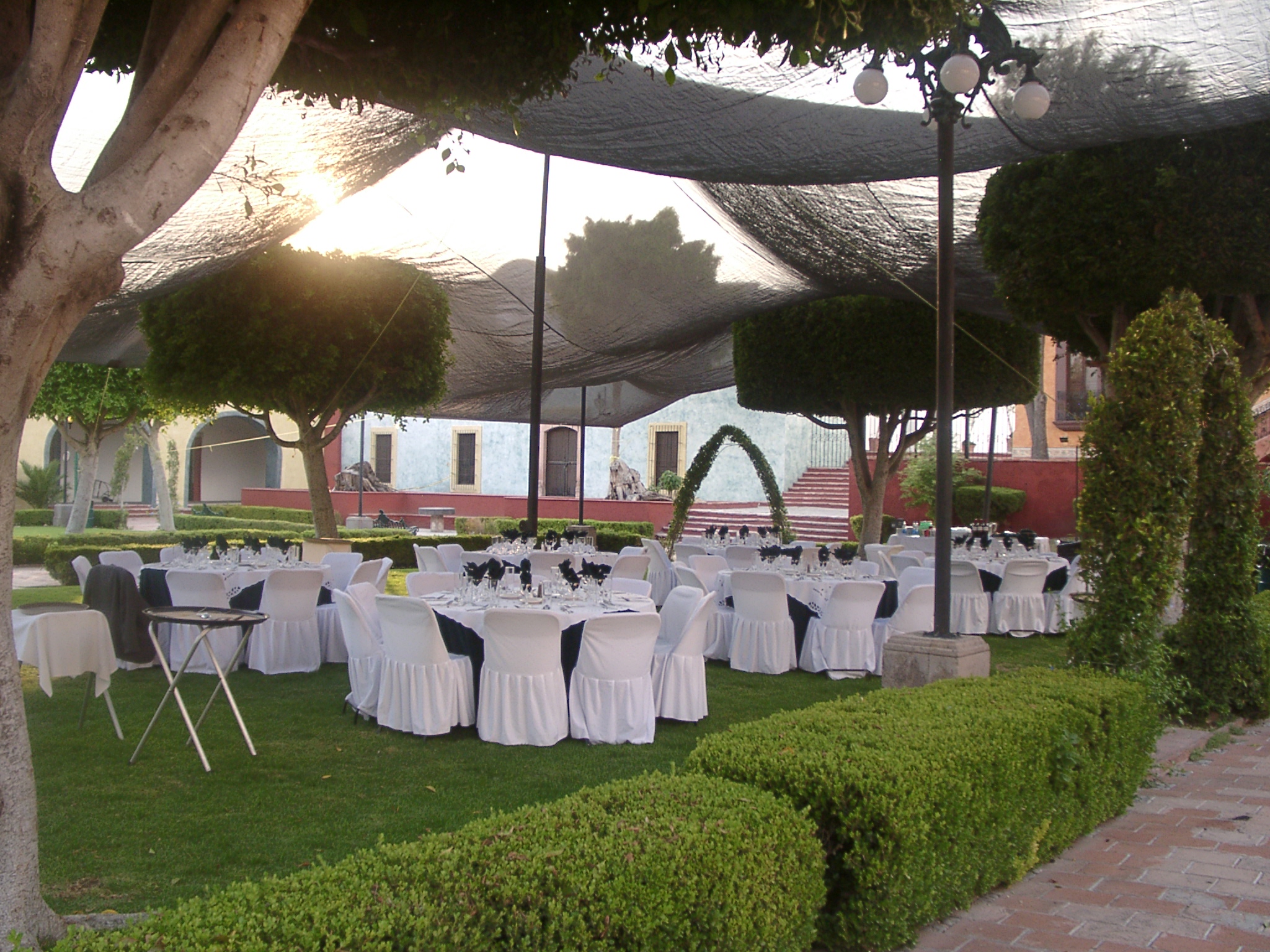 Gran salón de hotel montado para una convención