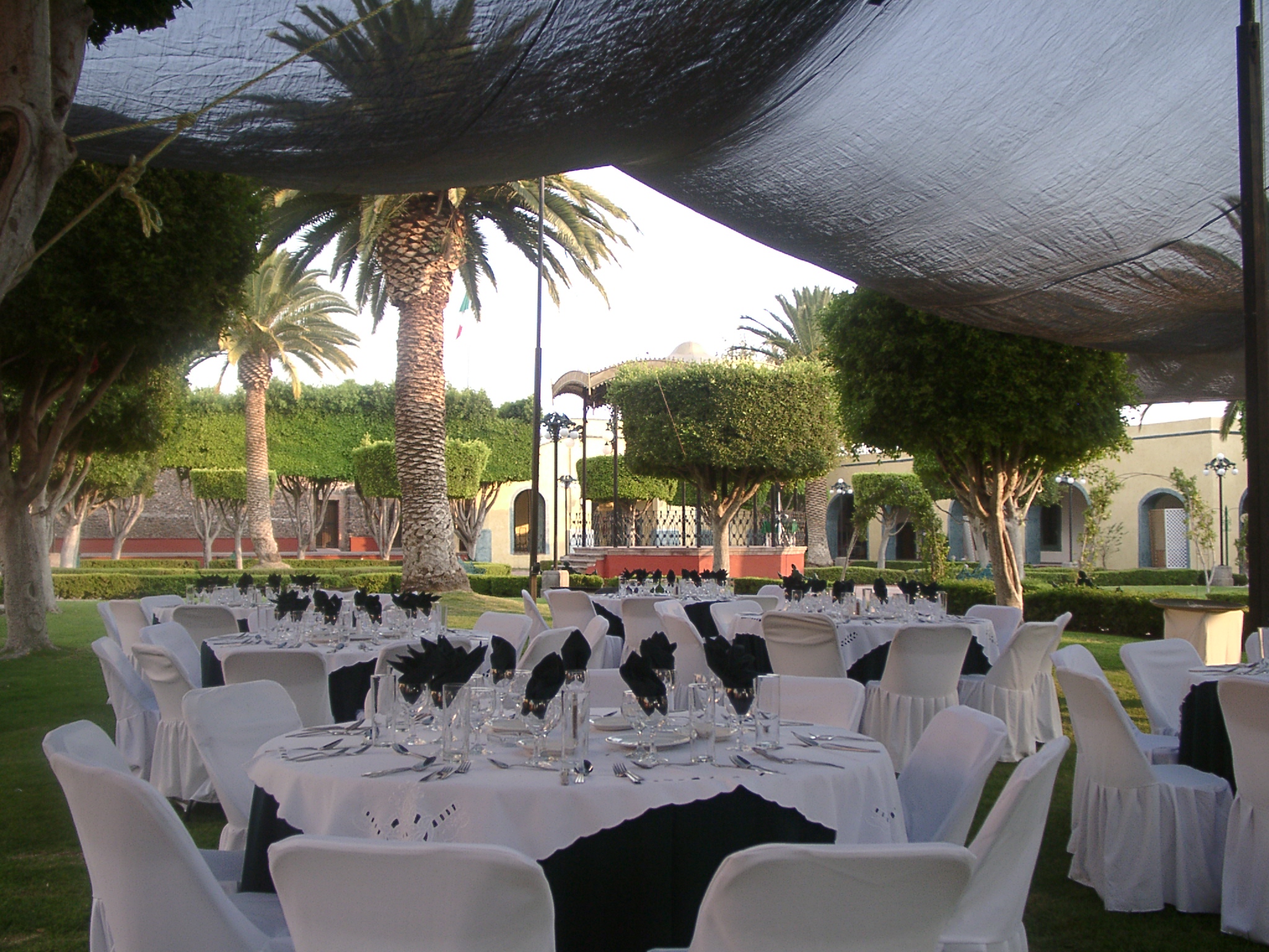 Sala preparada para seminario con mesas y pantalla