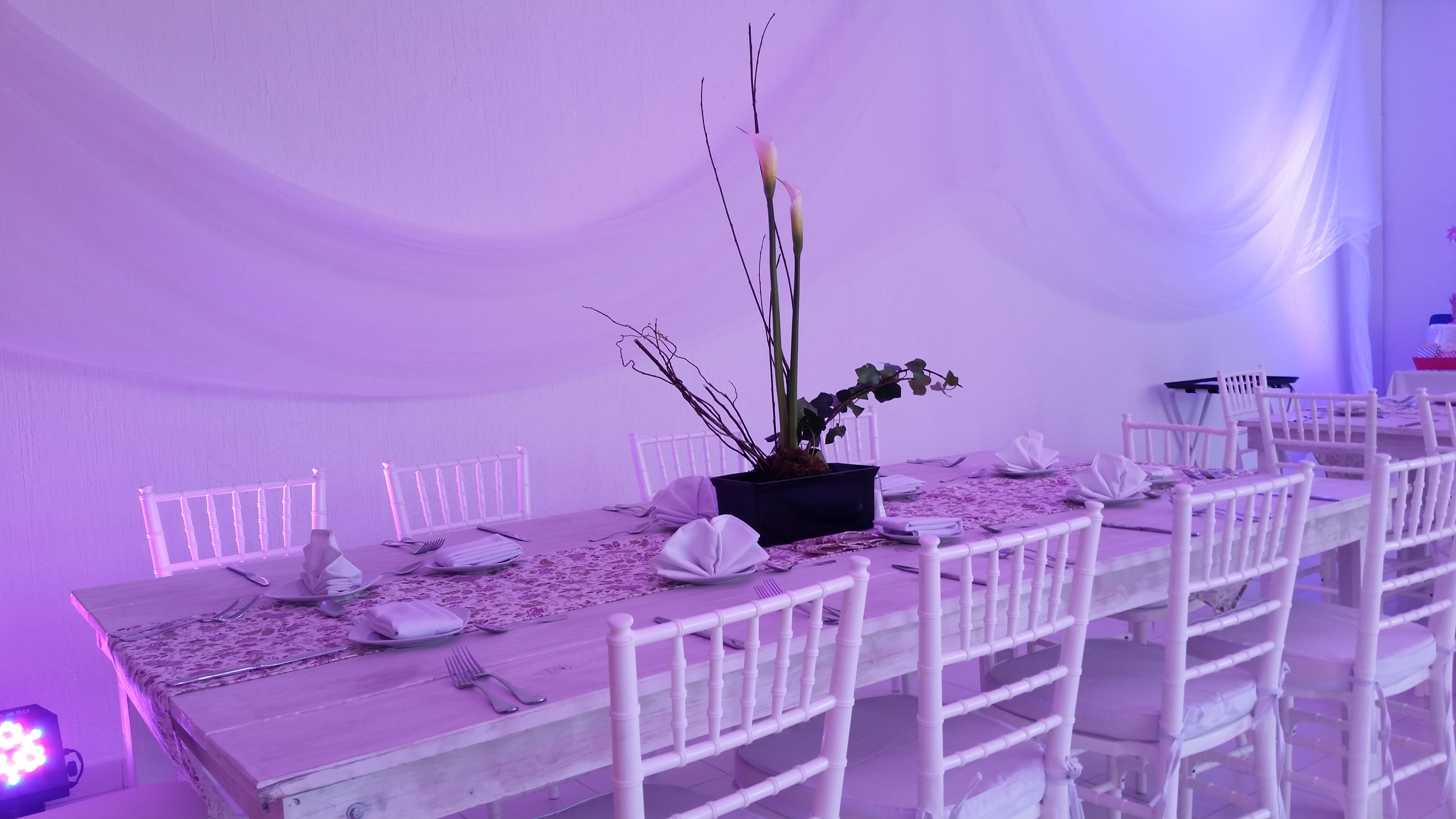 Sala preparada con mesas para reunión de negocios