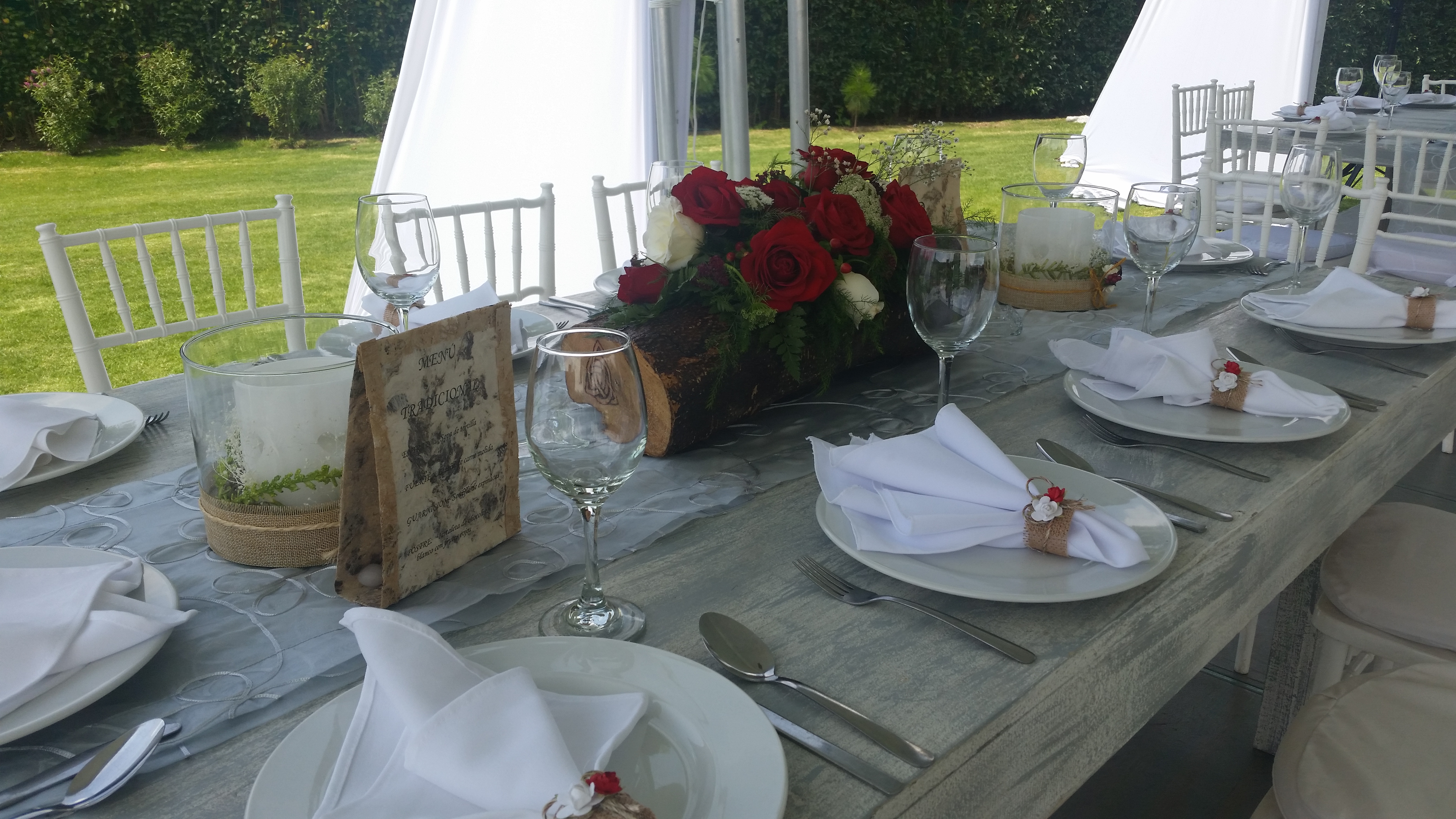 Evento al aire libre con montaje para gran audiencia