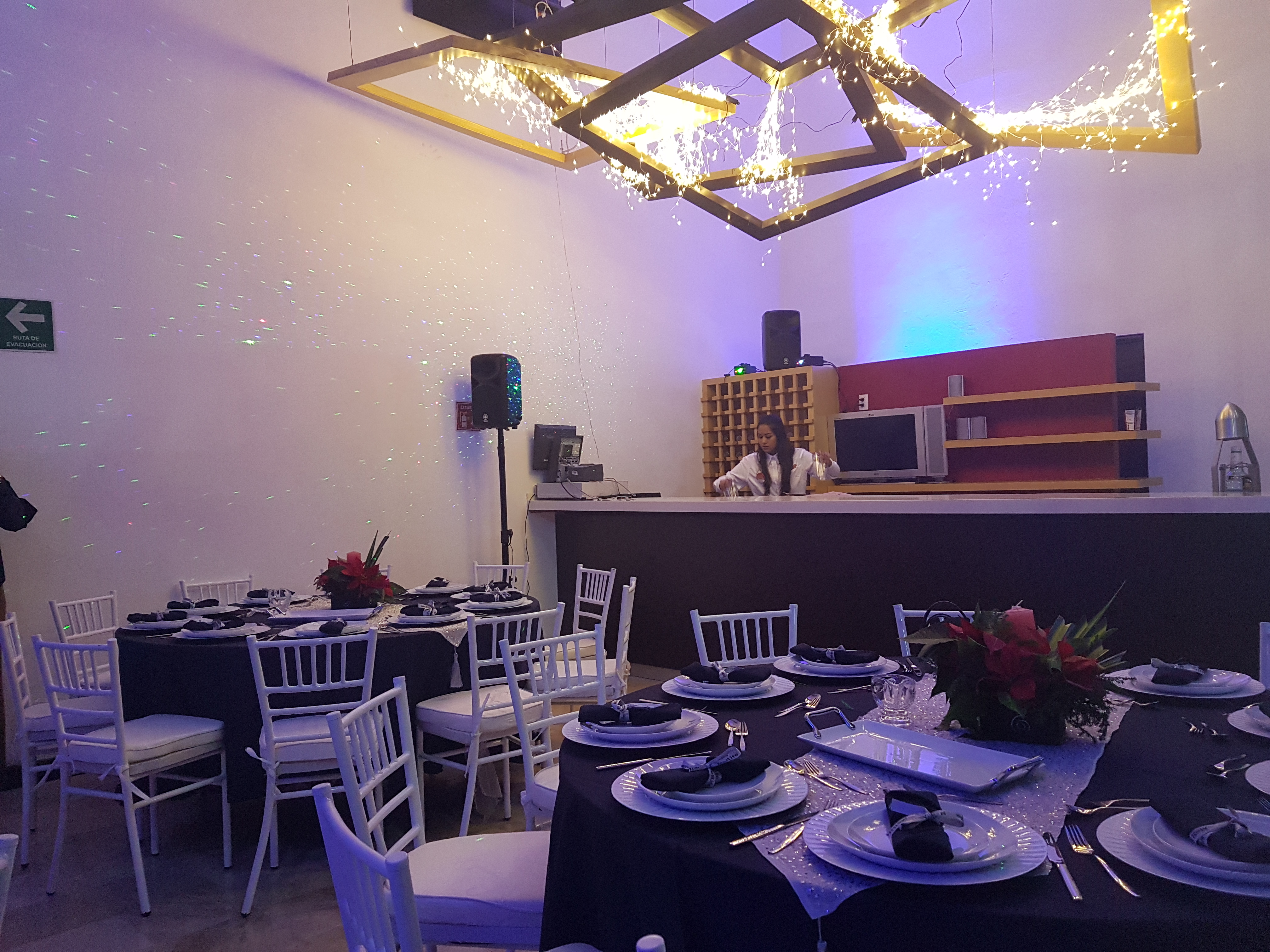 Gala corporativa de noche con montaje de mesas y ambientación elegante
