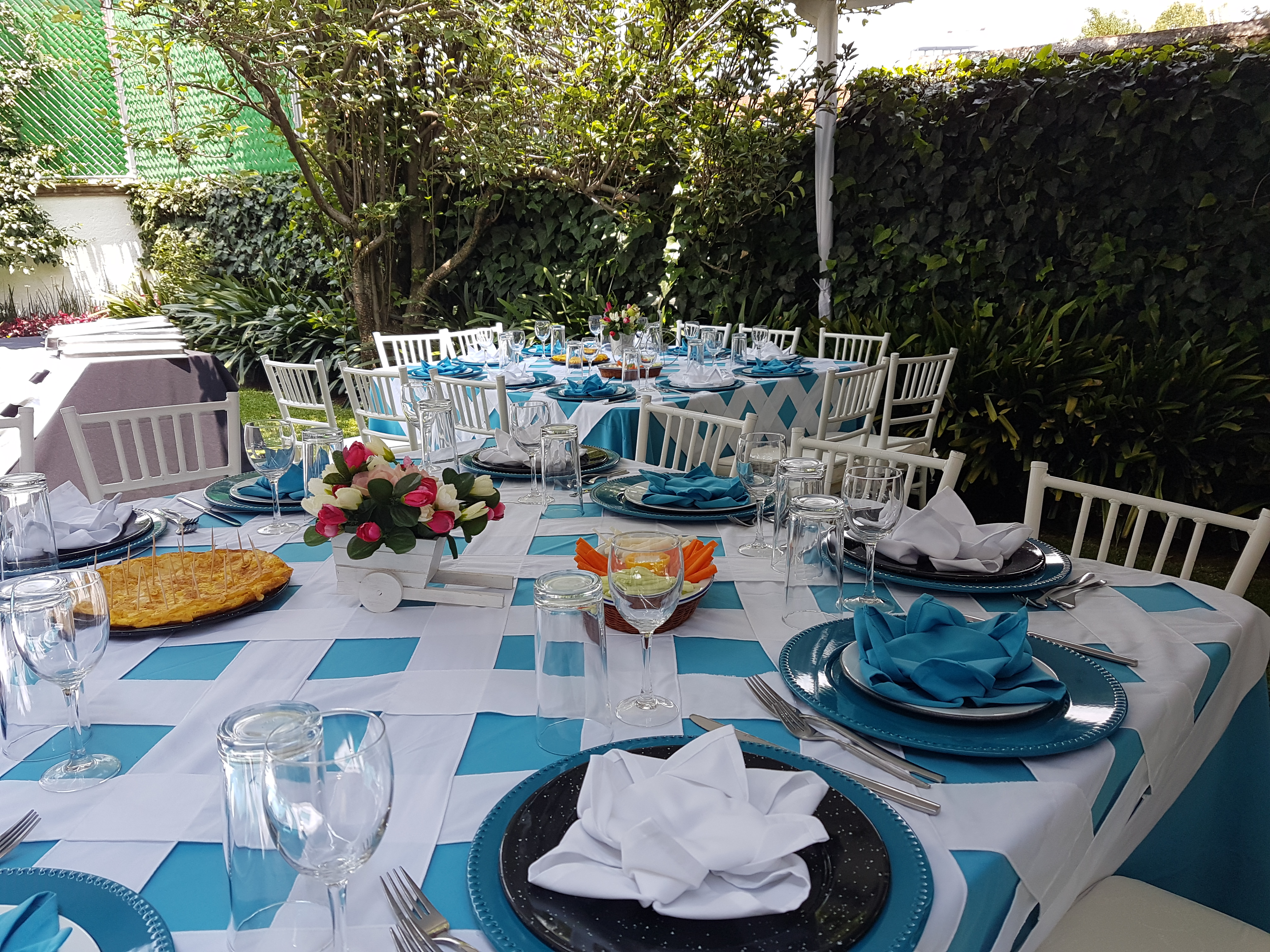 Banquete corporativo con mesas vestidas y centros de mesa