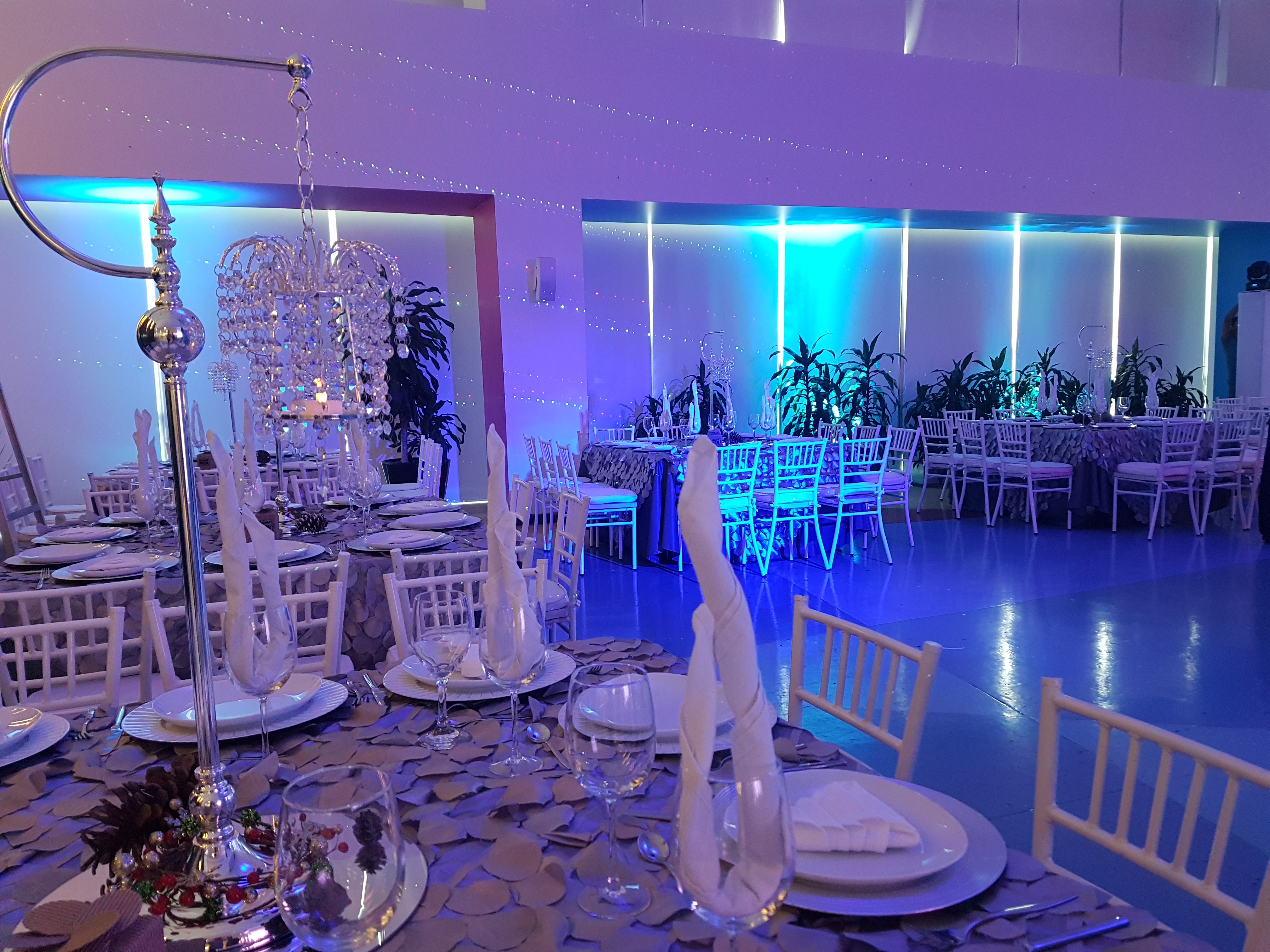 Cena de gala con decoración formal para evento empresarial