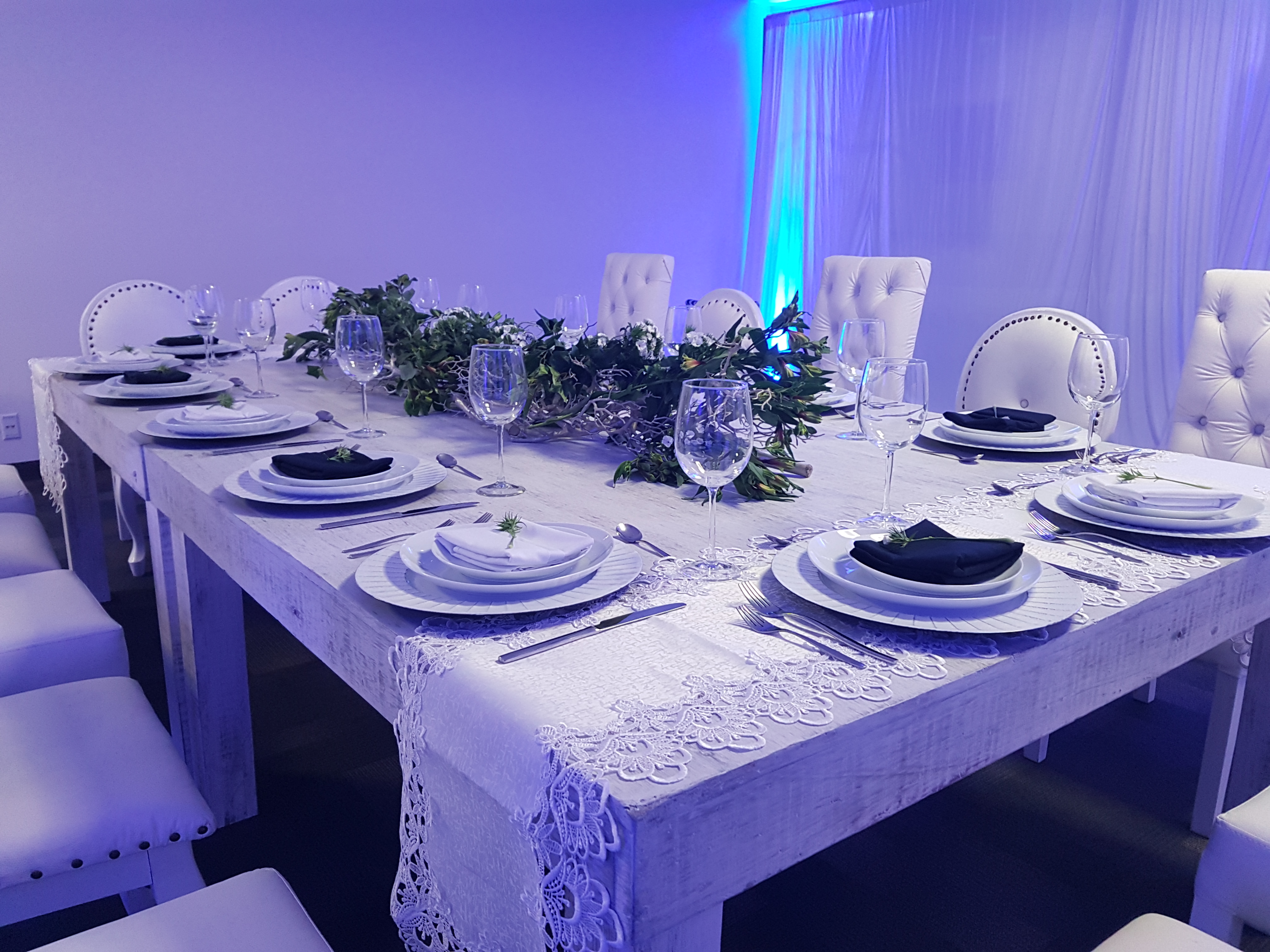 Evento empresarial con montaje de salón y escenario iluminado