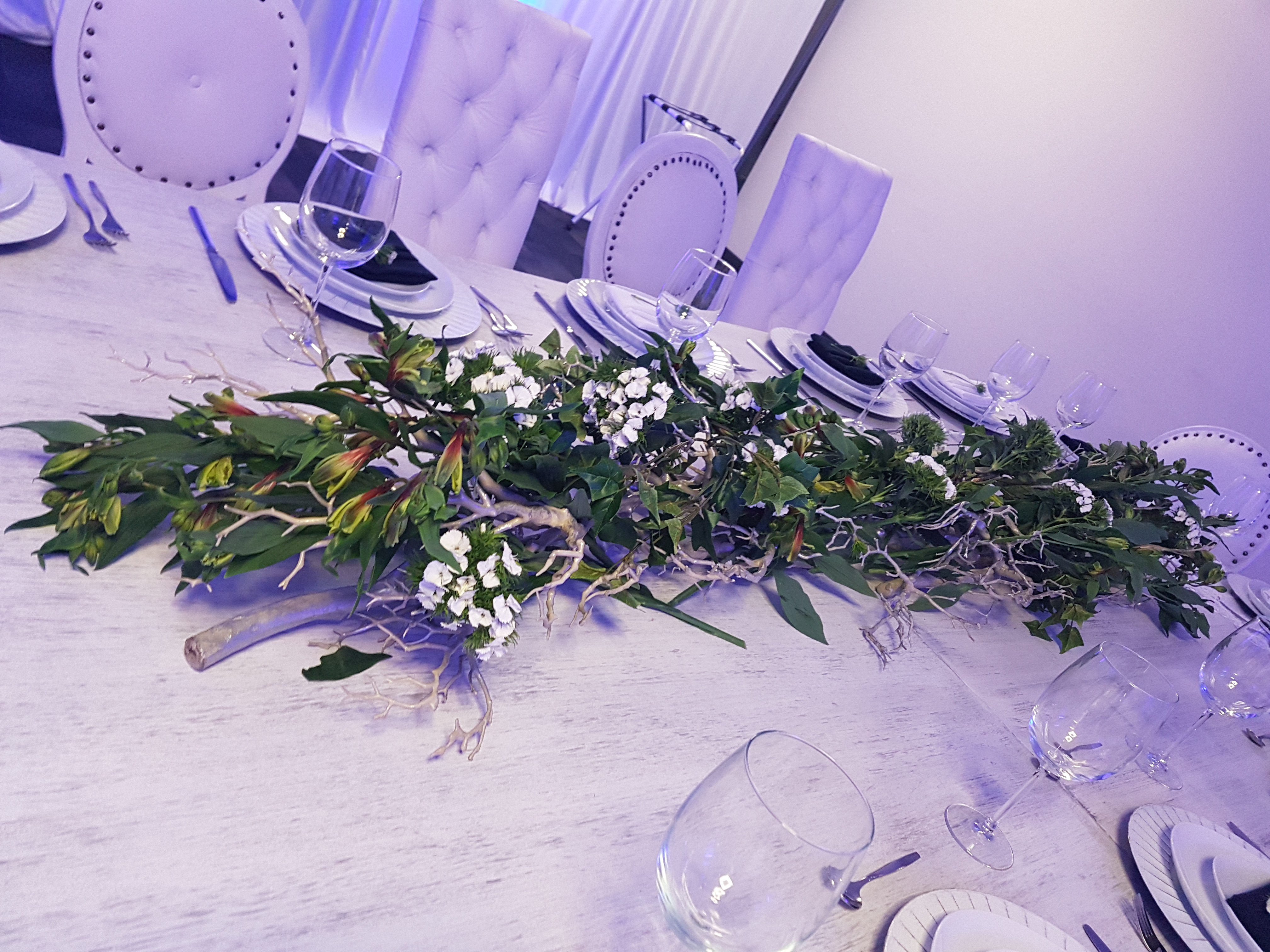 Salón decorado con elegancia para recepción formal