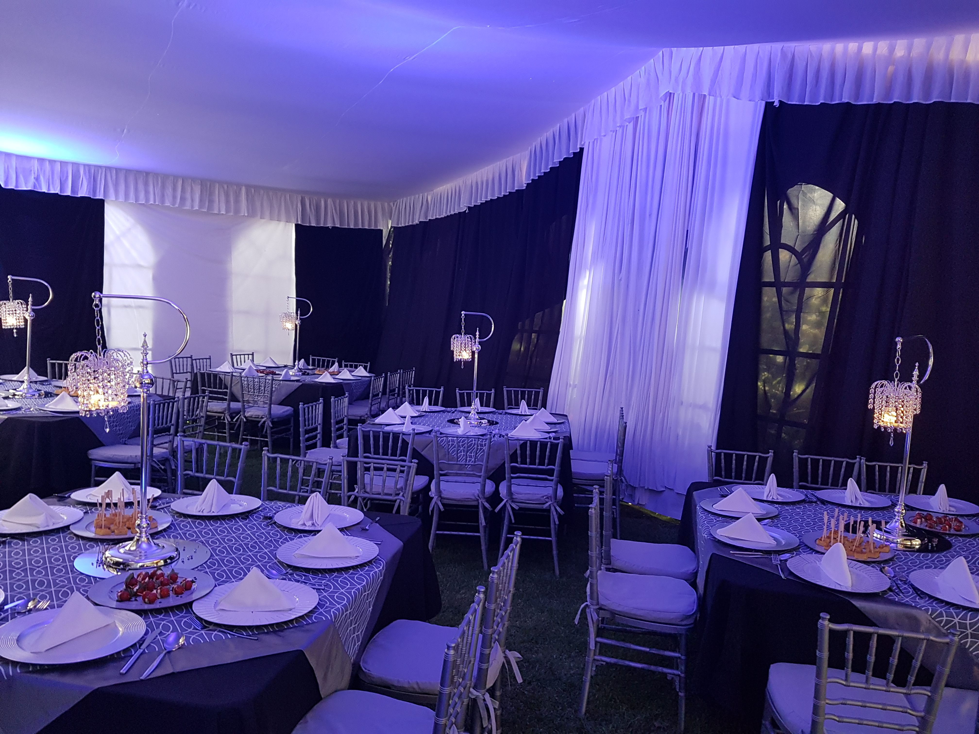 Evento corporativo diurno con montaje de salón para invitados