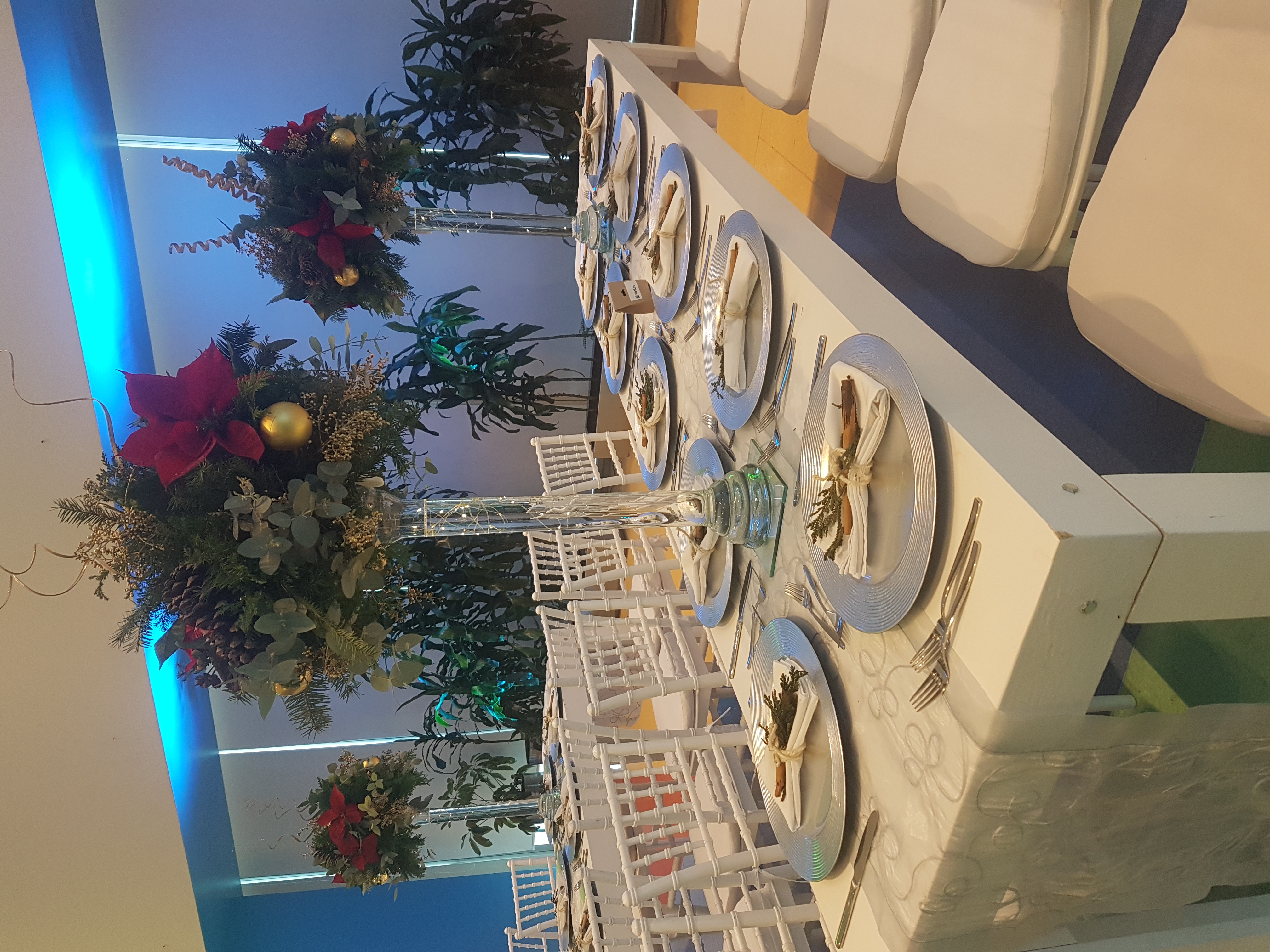 Salón de convención con mesas y escenario preparado
