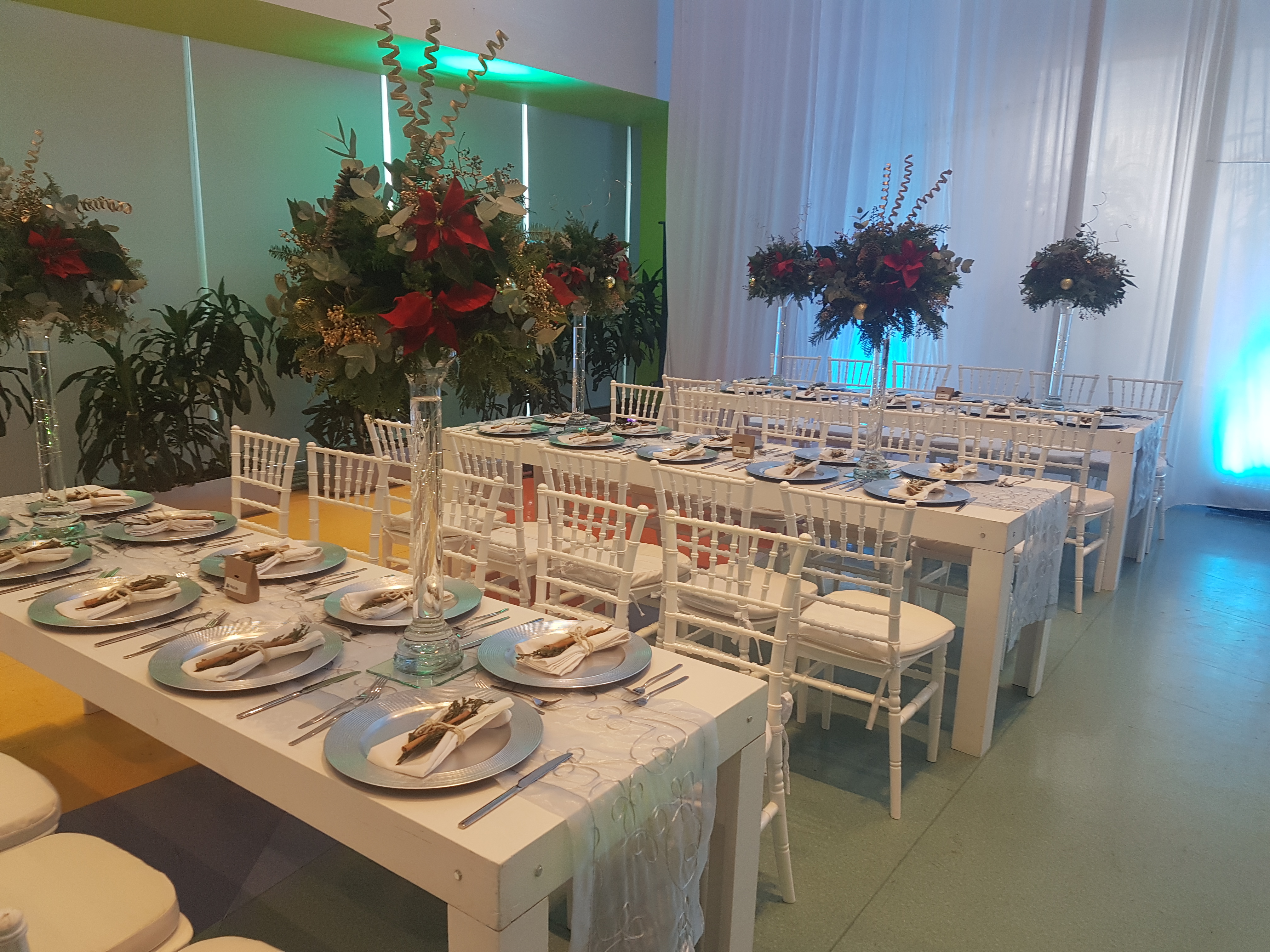 Celebración empresarial de fin de año con decoración festiva