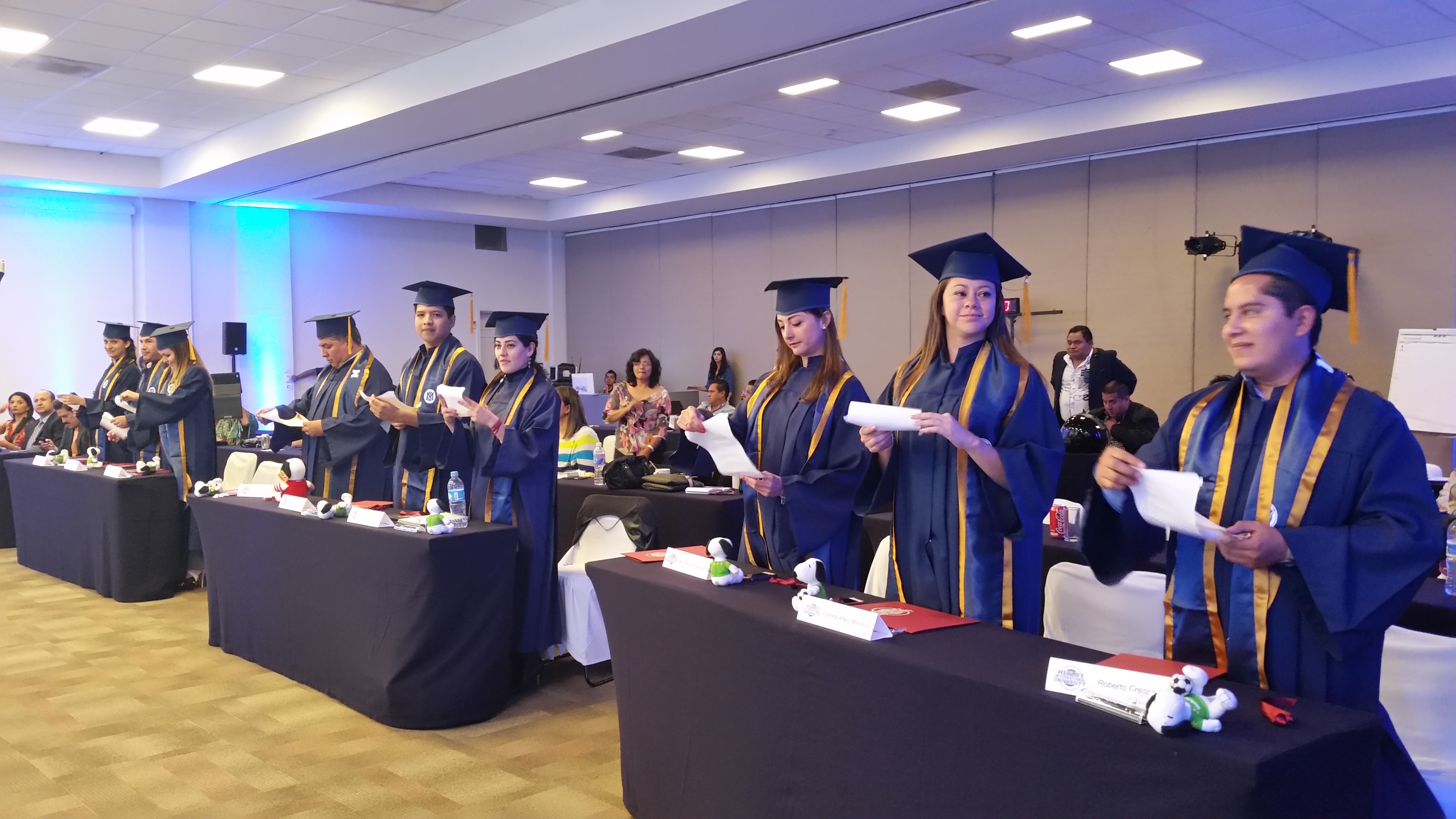 Celebración de graduación con invitados