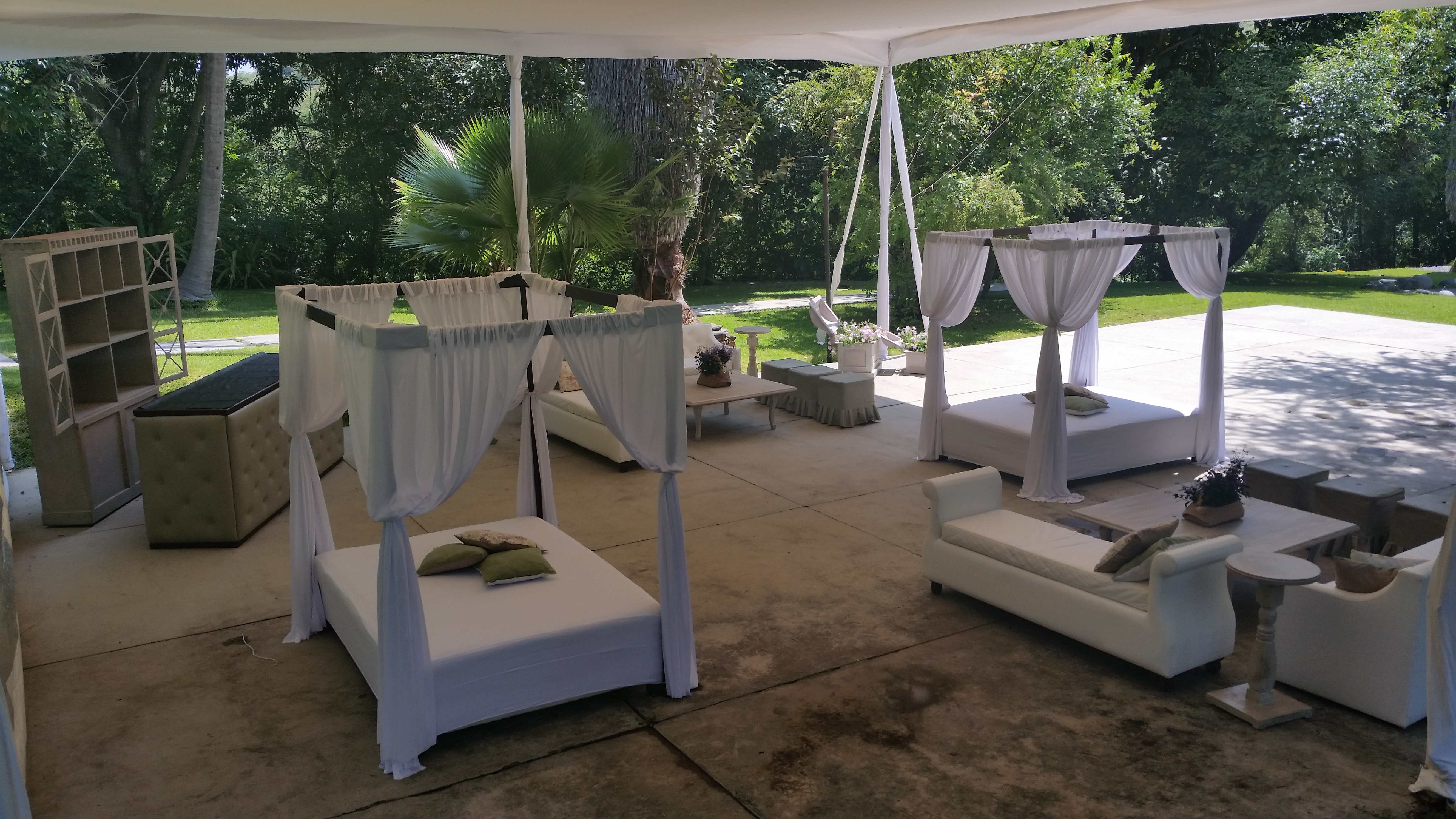 Mobiliario elegante montado para evento