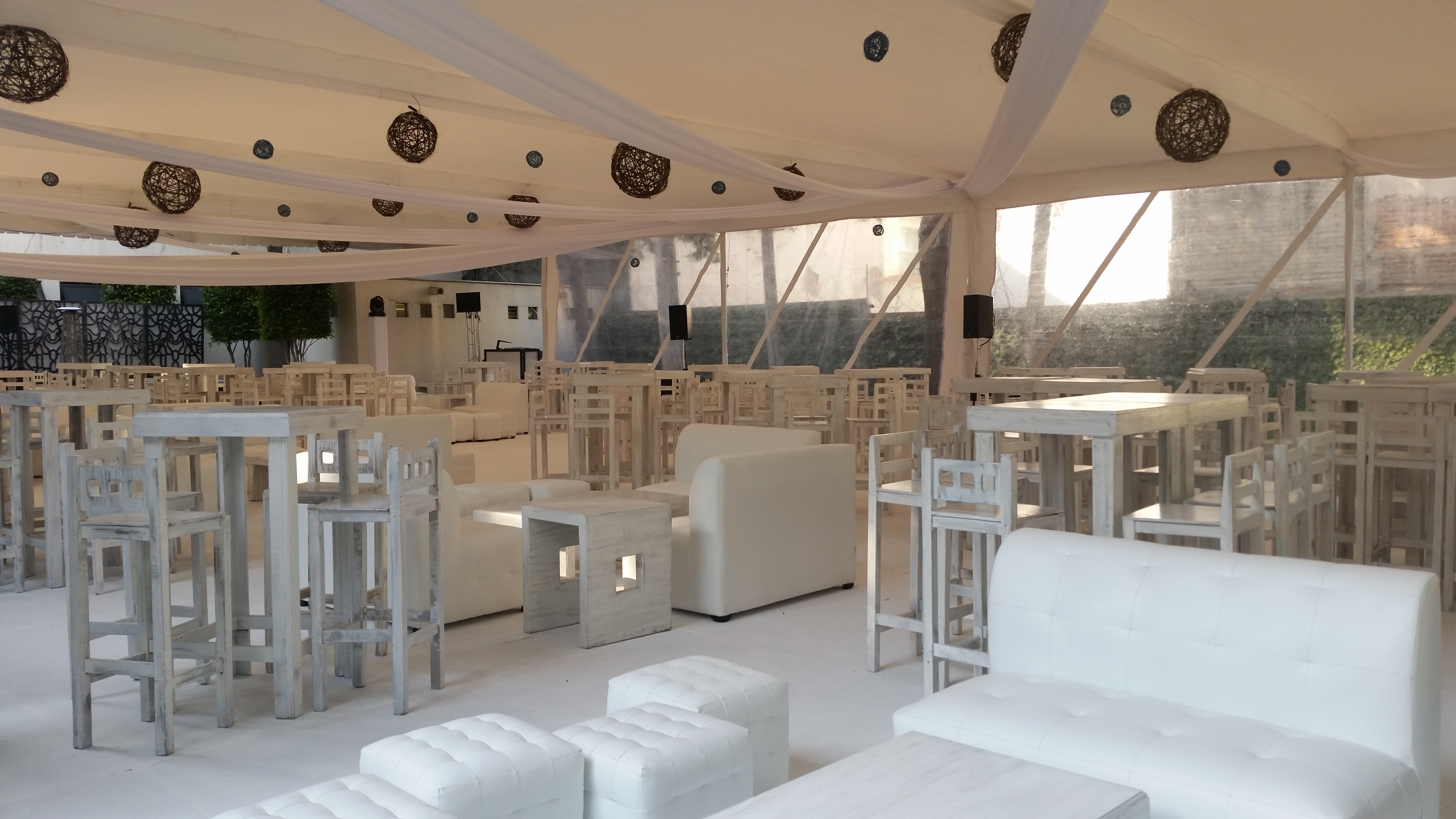 Mobiliario para banquete dispuesto en un gran salón