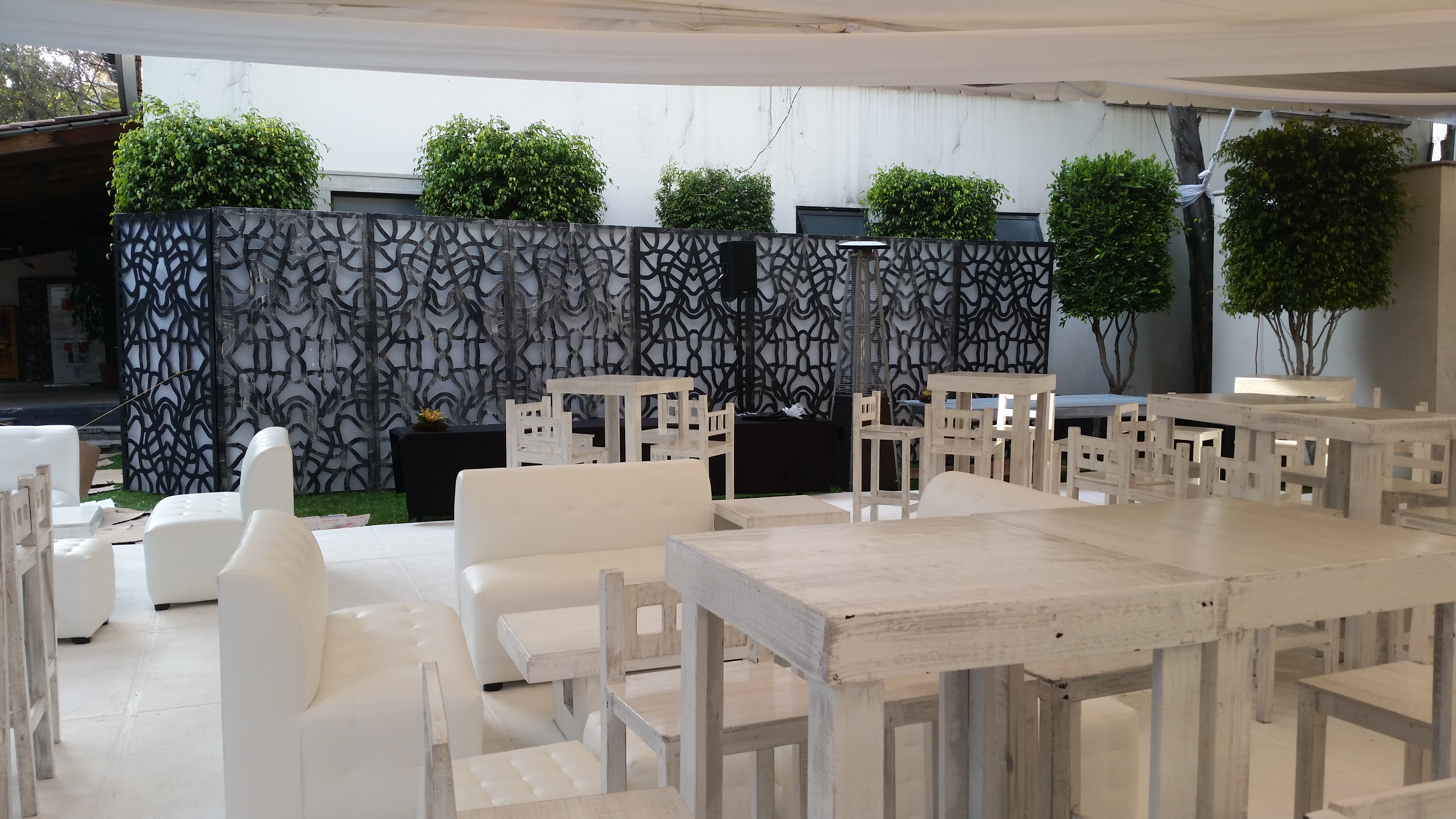 Setup completo de mobiliario y mesas para evento