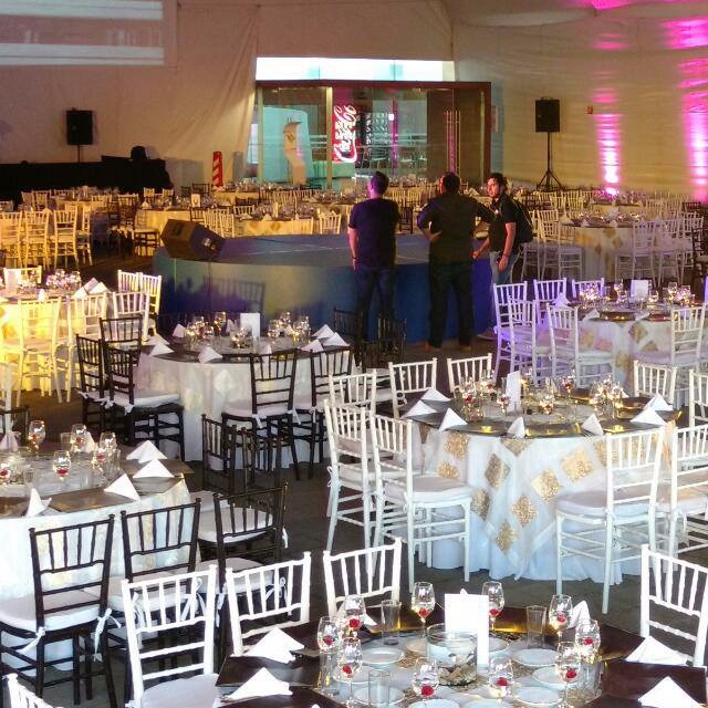 Mobiliario clásico dispuesto para una celebración formal