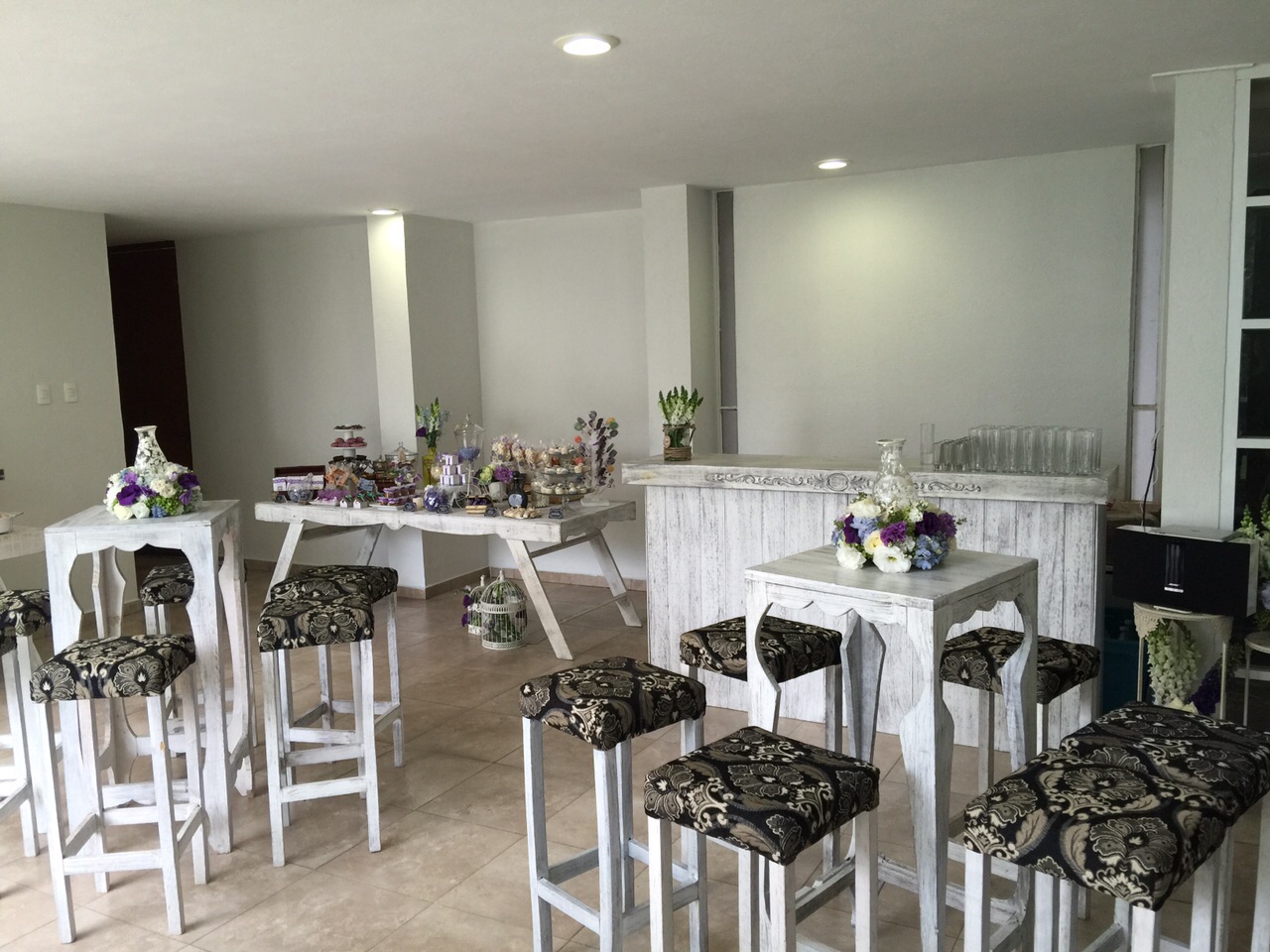 Sala lounge con sillones y mesas de centro