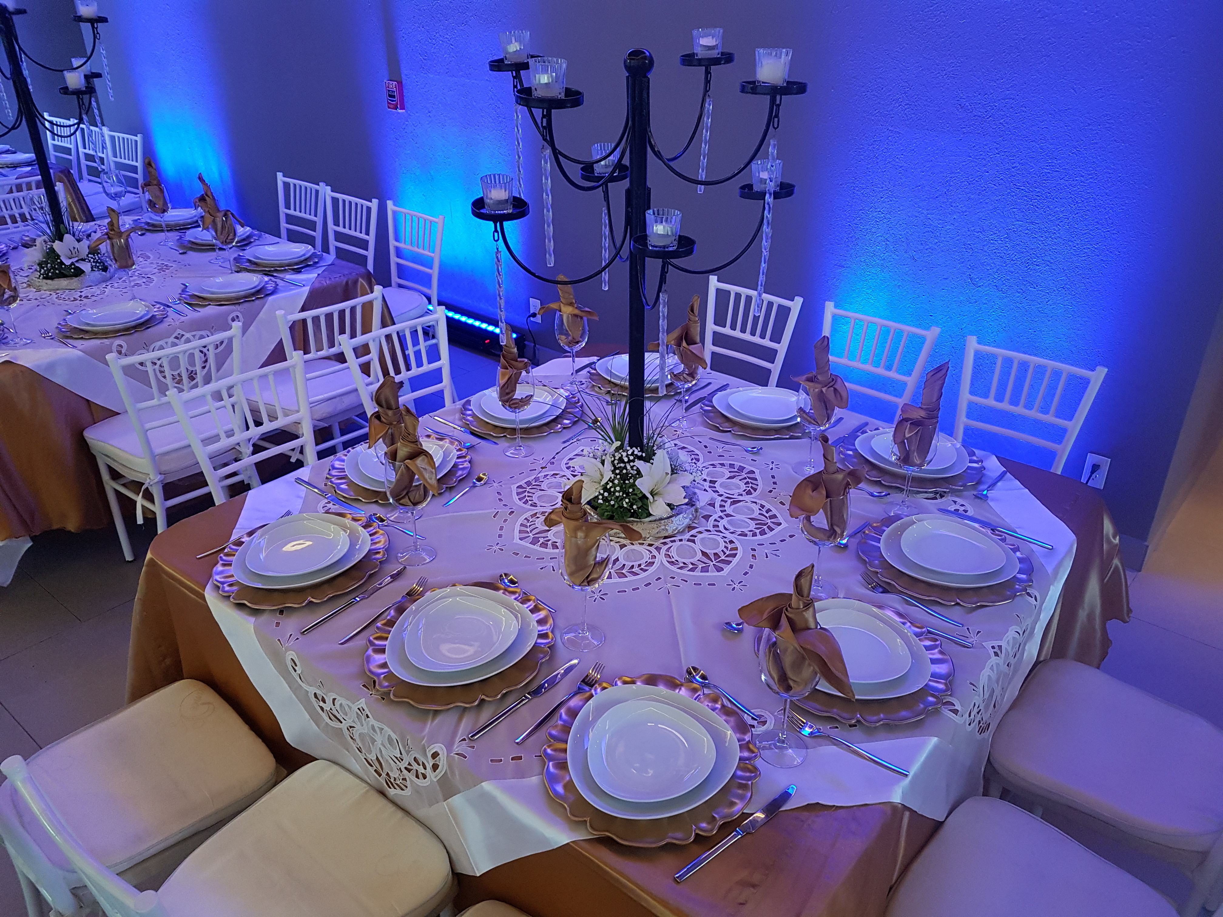 Celebración social con invitados y decoración festiva